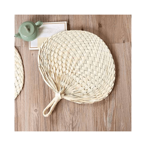 Éventail de feuille de paille de poche vietnamien éventails de feuille de palmier tissés naturels Buri herbe tropicale faveurs de fête ventilateur de quenouille à main décoratif - Product Image 2