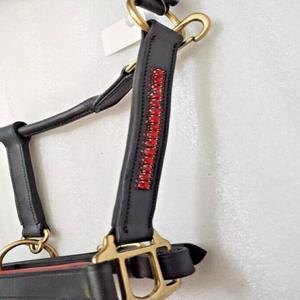 Nouveau design personnalisé licou en cuir rembourré rouge avec chaîne bling en cristaux rouges cheval licou en cuir durable à double couture - Product Image 4