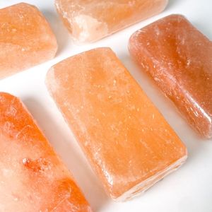 Savon au sel gemme de l'Himalaya fabriqué à la main avec sculpture d'amour | Soins du corps riches en minéraux pour le bien-être naturel et la santé de la peau - Product Image 3