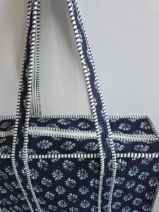 กระเป๋าสะพายไหล่ผู้หญิงอินเดียพิมพ์ลายกระเป๋าถือผ้าฝ้ายบุนวมมีซิปปิดดีไซน์รูปเหยือก - Product Image 4