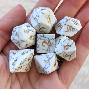 Dés en pierre de haute qualité, howlite, cristal naturel, pierres de guérison reiki, pierres gravées, ensemble de dés personnalisés, cristal viking - Product Image 2