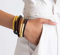 Ensemble de colliers en résine perlée polie au design moderne, d'inspiration artistique indienne exotique, avec collier disque réversible noir-naturel de Fashion Gallery