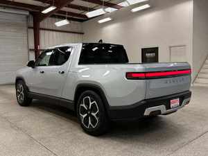 (TB) VÉHICULE D'OCCASION 2023 R1T ADVENTURE 4DR CREW CAB AWD SB (ÉLECTRIQUE DD) VOITURE D'OCCASION - Product Image 3