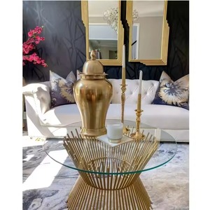 Vase sculptural en métal pour décoration intérieure Pot en métal fini or Parfait pour la décoration intérieure et la décoration de table de l'Inde - Product Image 5