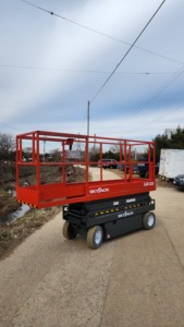 Plateforme de travail en hauteur mobile [Skyjack] à ciseaux électriques, hauteur de travail de 7,95 m, table élévatrice mobile, hauteur de travail de 7,96 m, capacité de 408 kg - Product Image 3