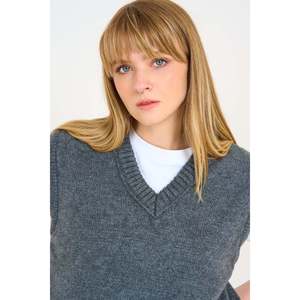 เสื้อสเวตเตอร์คอวีสีแอนทราไซต์แบบเรียบ - Product Image 3