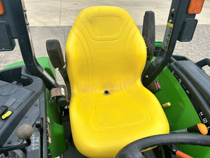 Tractor utilitario compacto John Deere 2038R de 37 HP, 4WD, transmisión hidrostática, con cargador frontal, retroexcavadora y listo para cortar césped, tractor diésel. - Product Image 3