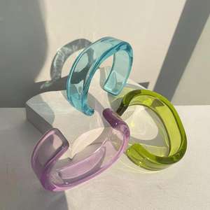 2024ประตูตะวันออกของเกาหลีใต้สร้อยข้อมืออะคริลิคสีเดียวกันพร้อมรูปทรงเรขาคณิตที่เรียบง่ายกำไลปากกว้างเรซินใส - Product Image 2