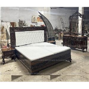 Cama de madera de teca de diseño clásico Fabricante Última cama moderna tallada a mano con mesitas de noche Cama de madera BuyTeak a precio mayorista - Product Image 1