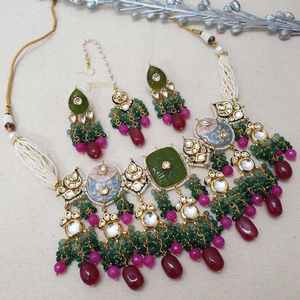 Ensemble de bijoux de mariée traditionnels perlés rose vif et vert collier de finition en plaque d'or avec boucles d'oreilles et Maang Tikka - Product Image 2
