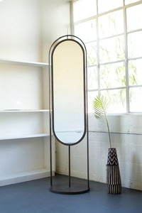 Espejo de Pie Moderno y Elegante de Metal con Esquinas Curvas para Dormitorio, Vestidor e Interiores del Hogar - Product Image 2