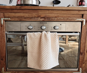 Serviette de cuisine en coton crème avec une délicate vigne florale rose et un bord bleu. Disponible à prix de gros. - Product Image 6