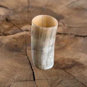 Taza de Cuerno de Búfalo Hecha a Mano, Duradera y de Primera Calidad, con Forma Natural y Estilo Vintage Moderno para Regalo - Product Image 1