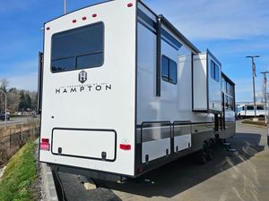 Ventes de liquidation 2024 : Remorque de voyage CrossRoads RV Hampton 395BAM à vendre – Prix de gros pour toutes vos aventures - Product Image 3