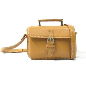 Bolso bandolera de Estilo Vintage clásico de cuero tostado hecho a mano auténtico con cierre de hebilla de artesanía fina de Indonesia - Product Image 1