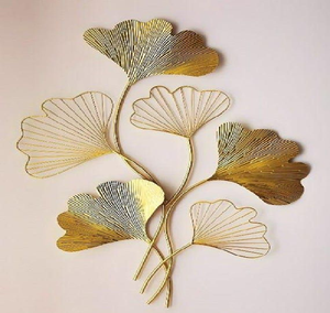 Magnifique art métallique en forme de branche de ginkgo dorée. Cinq feuilles scintillantes pour votre mur. Disponible à prix de gros. - Product Image 2