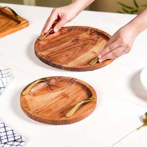 Juego de 2 bandejas redondas de madera de acacia con asas doradas, bandeja decorativa rústica marroquí de lujo para el hogar con diseño artístico cuadrado - Product Image 2