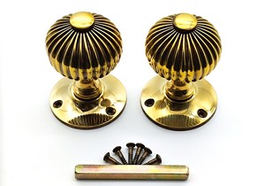 Perilla de puerta de metal de diseño curvo hecho a mano para suministros de herrajes interiores y exteriores suministro de herrajes rústicos de latón de alta calidad - Product Image 3