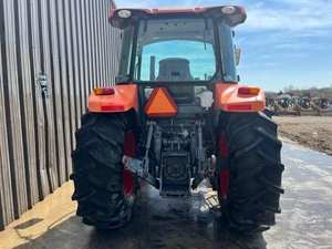 Tractor agrícola 4x4 de tamaño medio Kubota 2015, versátil tractor utilitario con motor central y componentes de bomba - Product Image 5