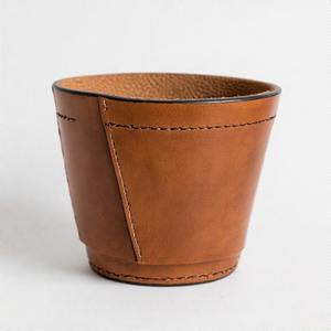 Maceta de cuero bellamente formada en estilo mini diseñada para albergar vegetación con fuerza silenciosa y calidez artesanal - Product Image 4