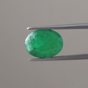 Émeraude Naturelle Certifiée IGI, Pierre Précieuse en Vrac pour la Vente en Gros, 5,89 Carats, Coupe Ovale 12,5x9,5mm, Vert Premium, Traitement Cire/Huile, Troisième Qualité - Product Image 1