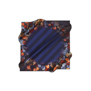 Écharpe carrée en crêpe de soie bleu marine avec imprimé floral rayé numérique - Product Image 1