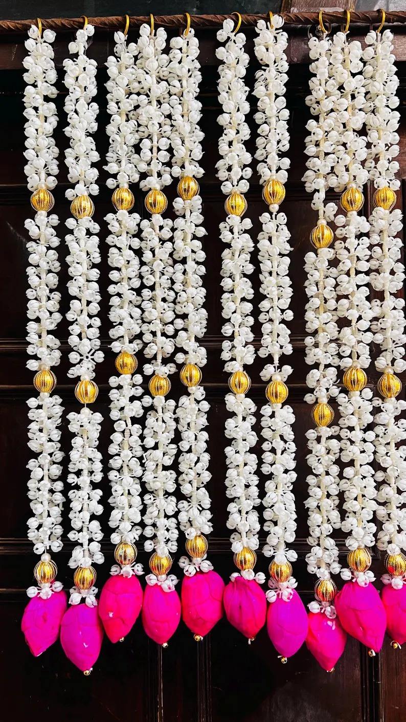 สีขาวและสีชมพู