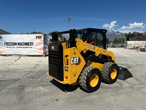 Chargeuse compacte sur chenilles CAT abordable avec moteur performant, disponible à la vente. - Product Image 1