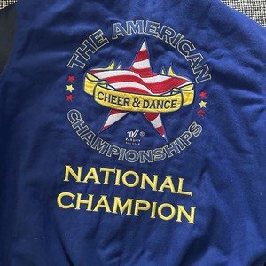 Chaqueta Varsity con Botones de Primera Calidad, Cuello Alto y Mangas de Cuero Vacuno en Fratres Sports - Product Image 6