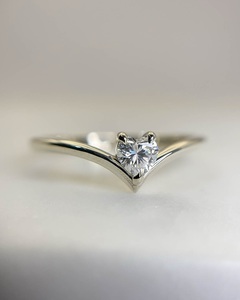 แหวนหมั้นเพชรโมอิสขนาด5มม. แบบเม็ดเดี่ยวที่ตั้งอยู่บนวงเชฟรอนเครื่องประดับสำหรับงานแต่งงานของเจ้าสาวที่สวยงาม - Product Image 6