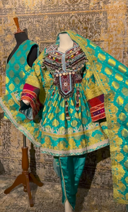 Nouvelle robe afghane Kuchi faite à la main de meilleure qualité pour les femmes avec de lourds motifs de broderie et de belles manches - Product Image 3