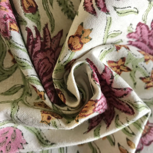 Tissu en coton imprimé à la main, base blanche avec motif floral multicolore - Product Image 1