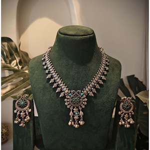 Collar con Incrustaciones de Piedras Kolhapuri, Coleccionable Cultural de Historias Tribales, Joyería Tradicional India Elegante - Product Image 2