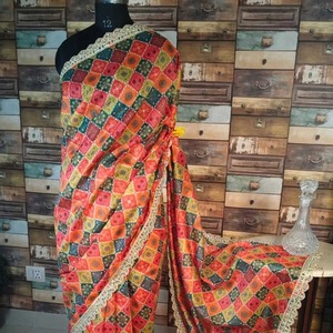 Sari indio tradicional elegante y elegante hecho de seda con borde de encaje intrincado - Product Image 1