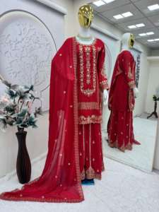 Belle collection de vêtements de fête de couleur rouge spécialement conçue pour Karwa Chauth tenue traditionnelle parfaite pour les femmes - Product Image 5