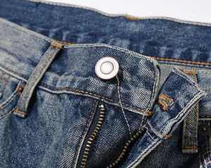 กางเกงยีนส์ผู้ชายทรงตรงขาดๆ สไตล์ฮิปฮอป ขายส่ง สตรีทแวร์ วินเทจ ทรงหลวม แต่งผ้าปะติด พร้อมหมุด ล้างสี - Product Image 4