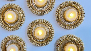 เชิงเทียนตกแต่งแบบดั้งเดิมของชาวอินเดียสีทองที่ใส่แสงไฟชาสินค้าสำหรับเทศกาลดิวาลี fvaor แบบดั้งเดิมของตกแต่งแบบอินเดีย Diya สีทอง - Product Image 3
