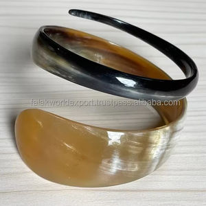 Bracelet en corne de buffle unique fait à la main, bijou statement artisanal en corne de bœuf torsadée ronde pour femmes par FWE - Product Image 2