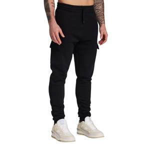 Pantalones de chándal Cargo colectivos de ajuste cónico negro para hombre con tela pesada, logotipo elevado, bolsillos con cremallera y ajuste cómodo - Product Image 1
