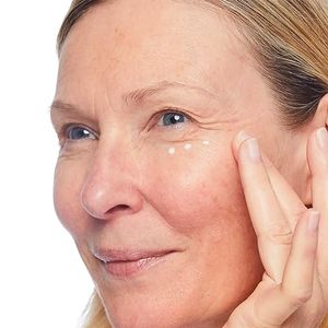 Crema Contorno de Ojos Personalizada con Ácido Hialurónico y Vitamina C para Ojeras, Reducción de Hinchazón, Revitalización de Ojos Cansados, para Todo Tipo de Piel - Product Image 4