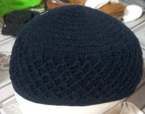 Chapeau de prière pour hommes musulmans Yamani Emboes Kufi fabriqué avec du coton 100% de qualité supérieure se sent plus doux et confortable chapeau musulman du Bangladesh - Product Image 5