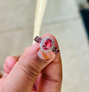 แหวนค็อกเทลแบบมินิมอลสำหรับผู้หญิง ประดับพลอยรูบี้ไลท์ธรรมชาติทรงเหลี่ยมเจียระไนแบบเพชร ตัวเรือนเงินแท้ 925 ชุบโรเดียม ฝังแบบหนามเตย - Product Image 5