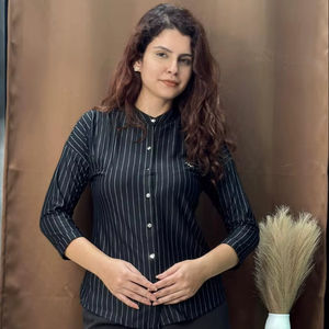 Chemises de bureau pour femmes en tissu modal vintage, détail boutonné, col roulé, logo sur le devant - toucher doux, coupe confortable pour - Product Image 1