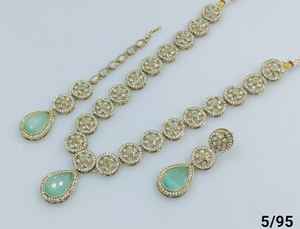 Colgante con forma de flor elegante nuevo diseño chapado en oro perla tradicional y Kundan tachonado collar largo pendiente Mangtika JewellerySet - Product Image 4