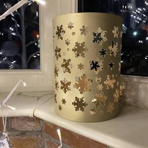 Décorations de Noël 2025 : Lanterne en métal doré faite à la main avec motif flocons de neige ajourés pour bougies votives, idéale pour les mariages - Product Image 4