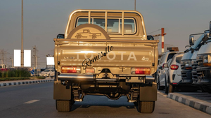 Toyota Land Cruiser 79 Pickup 5 portes 5 places SUV 8 cylindres 4.0L essence automatique 2025 d'occasion, premier propriétaire, conduite à gauche, intérieur tissu foncé - Product Image 3
