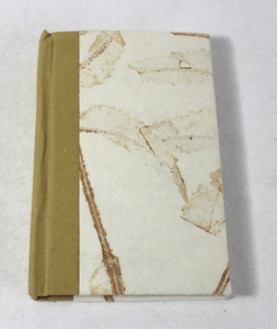 Cuaderno de Papel de Algodón Hecho a Mano con Tapa Dura Color Crema, Útiles Escolares con Impresiones de Hojas de Papel en Toda la Superficie - Product Image 1