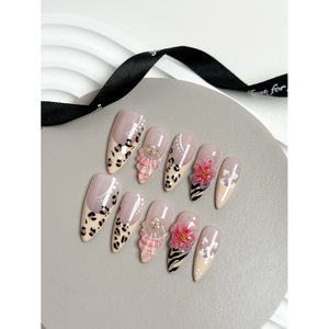 Feral Grace – Ongles à presser au design élégant et gracieux pour les passionnés de nail art - Product Image 3