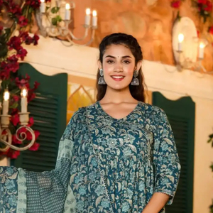 Démarquez-vous de la foule et faites une déclaration de mode avec cet ensemble de costume zari détaillé en dentelle Deep Sapphire au prix de gros - Product Image 1