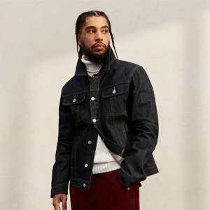 Chaqueta de camionero de mezclilla de alto rendimiento suave y transpirable perfecta para actividades casuales y al aire libre - Product Image 2